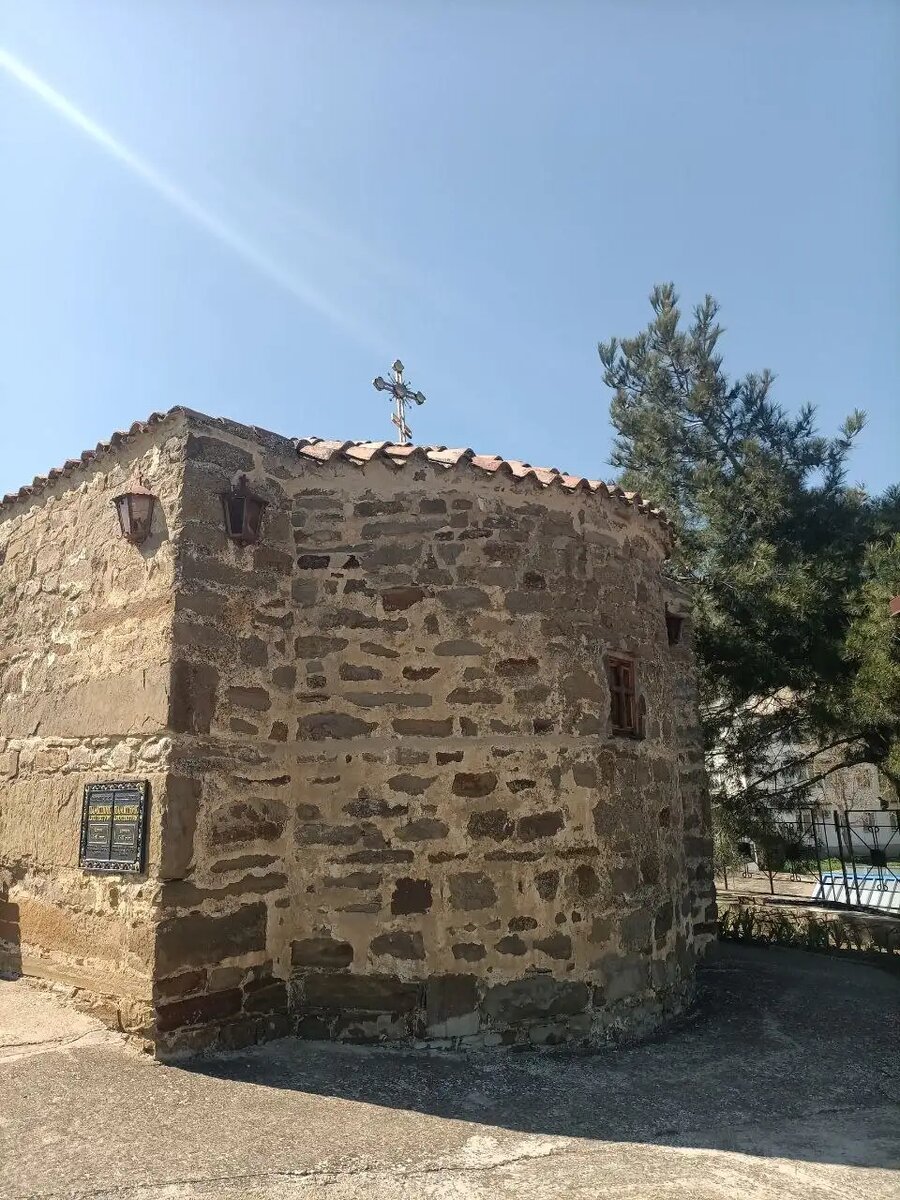    Вербное воскресенье. Один из старейших православных храмов Крыма, да и всей России - Ильи Пророка в Солнечной долине, с X века. Помнит и Восточную Римскую империю, и гэнуэзцев, и осман... В конце XVIII века под ее стенами погиб настоятель, отец Петр: убит турками. Сейчас церковь вновь действующая.