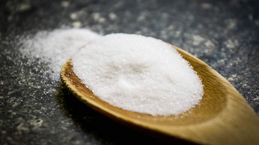 Четверговая соль: рецепт по всем канонам — что добавить, как калить и какие слова сказать