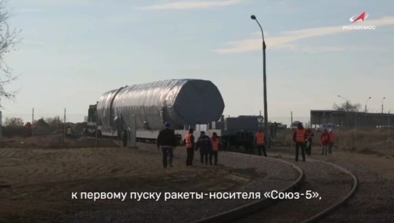 Изображение: пресс-служба Роскосмоса. Достаточно продолжительное пребывание «Союз-5» на стартовой площадке вызвало некоторые вопросы со стороны неспециалистов, пишет ресурс «Техносфера Россия». Однако факт в том, что данный носитель никогда раньше не отправлялся на орбиту, поэтому это вполне типичная ситуация для такой сложной миссии.