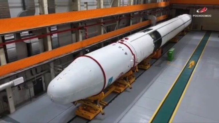 Изображение: пресс-служба Роскосмоса. В ноябре 2025 года СМИ сообщили о прибытии ракеты-носителя «Союз-5» на космодром Байконур. Ступени ракеты были доставлены в сборочно-испытательный центр. С тех пор там идут приготовления к предстоящему запуску. Пресс-служба Роскосмоса опубликовала кадры прибытия ракеты.