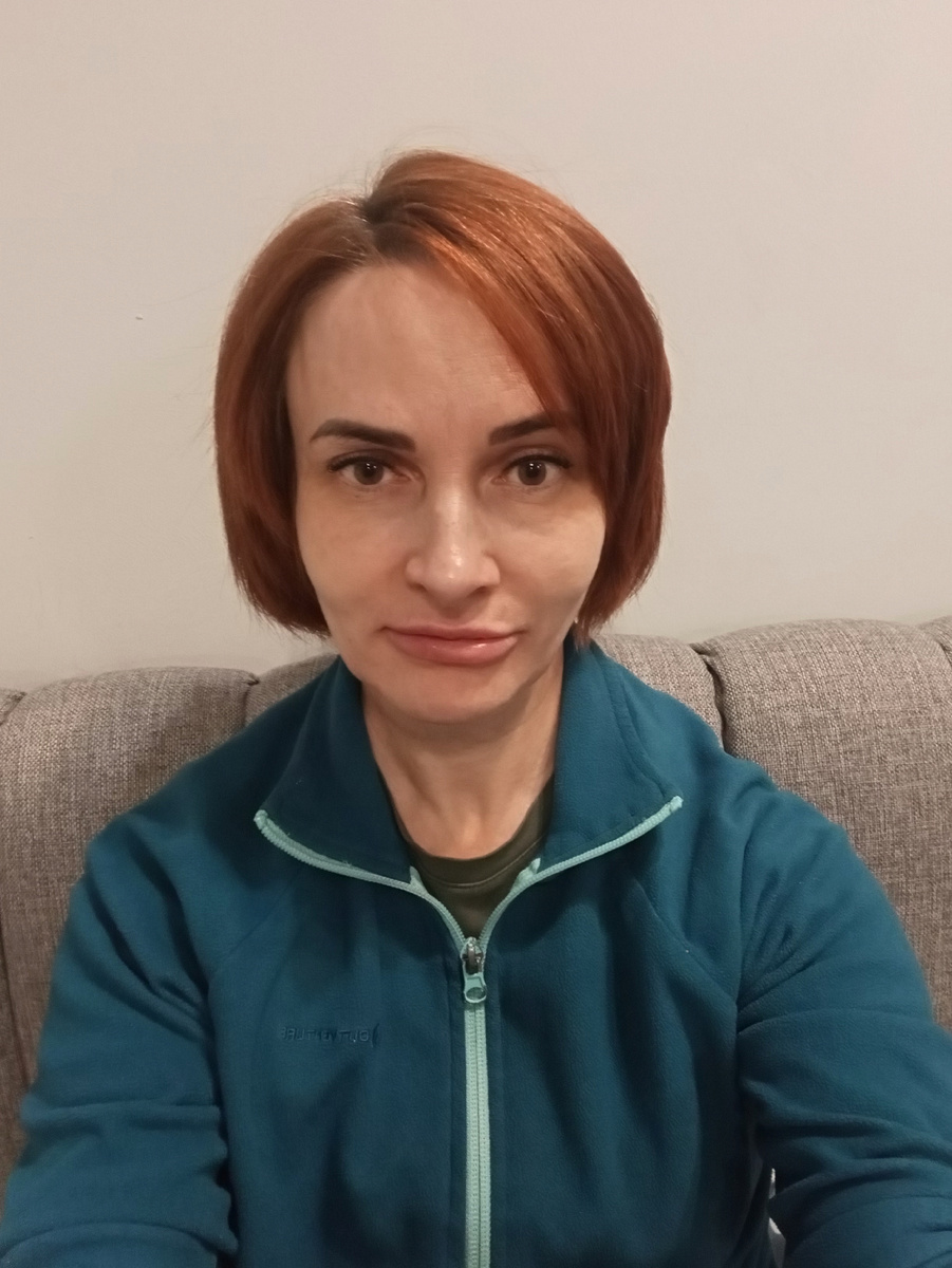 Студенка с сединой и морщинами.