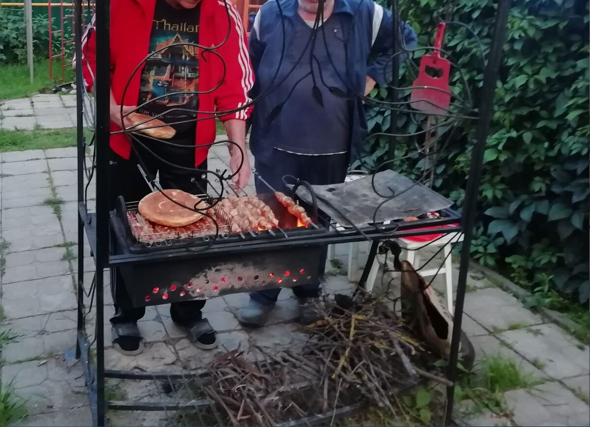 Что будет.  - Что, что, шашлык из тебя будет.