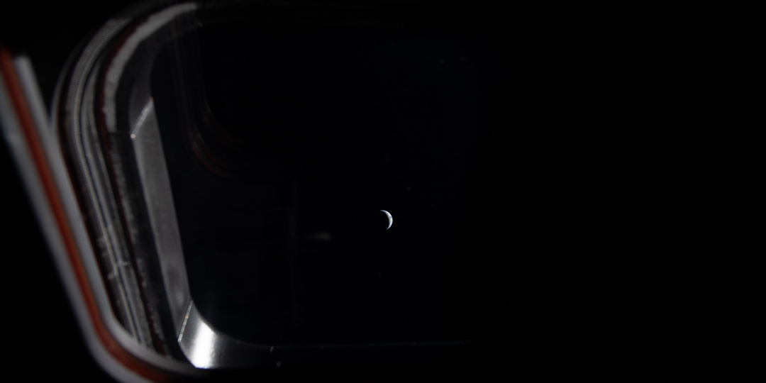 Земли уже практически не видно. NASA опубликовало новое фото с космического корабля Orion, который подлетает к Луне