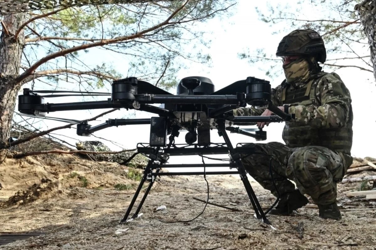    Военнослужащий ВС РФ с БПЛА «Вампир» недалеко от лаборатории БПЛА группировки войск «Запад». В лаборатории восстанавливают, дорабатывают и тестируют сбитые (трофейные) БПЛА ВСУ.