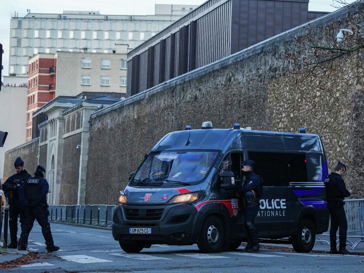    Сотрудники полиции возле тюрьмы во Франции | © AP Photo / Aurelien Morissard