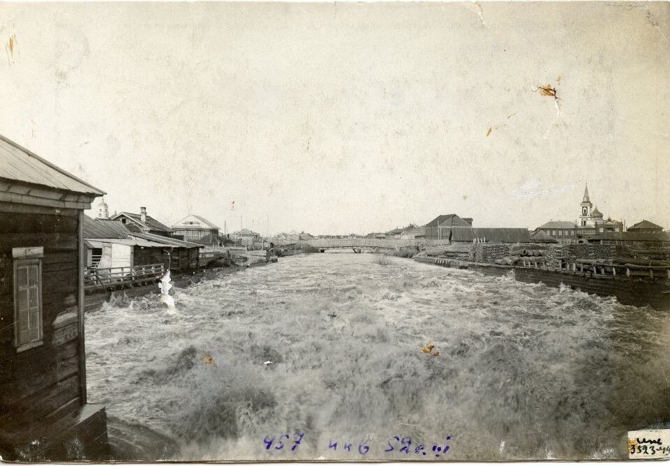    Барнаулка весной. Бурун в конце слива главного шлюза. Вид с моста. 1920-е гг.. Источник: goskatalog.ru, архив АГКМ, Казанский Порфирий Алексеевич
