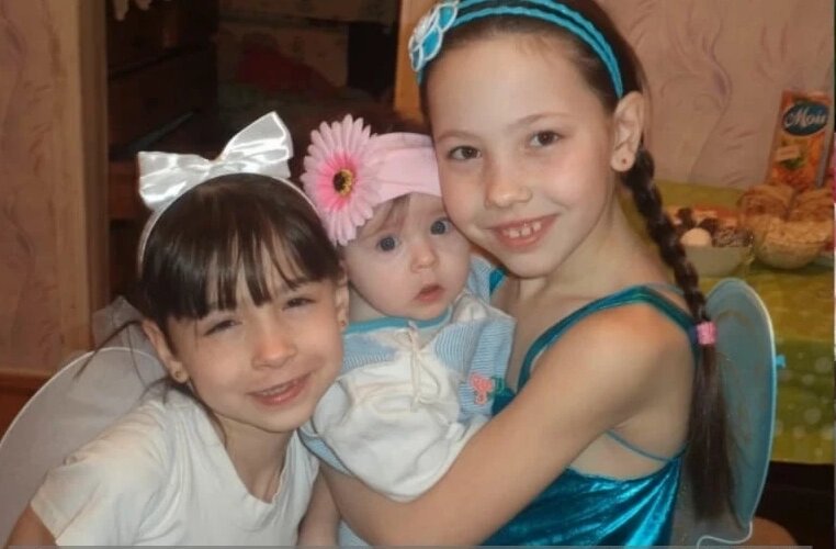    Настя (справа) со своими сестрёнками. Фото: Из личного архива/ Анна Смирнова
