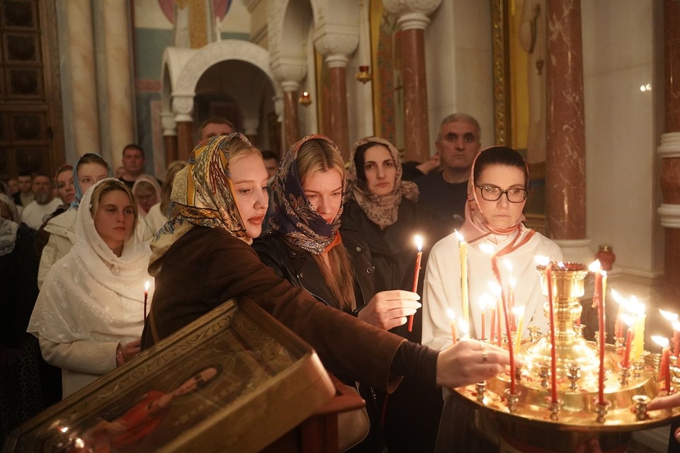    На главный праздник христианства в церковь идут все - даже те, кто в течение года не заходит. Светлана МАКОВЕЕВА