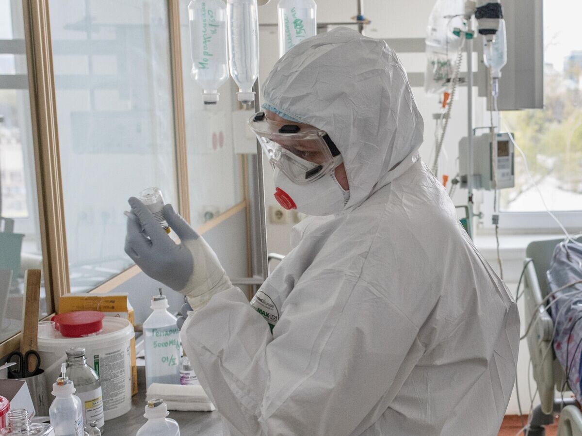    Медицинский работник в отделении реанимации и интенсивной терапии в стационаре для больных с коронавирусной инфекцией в госпитале ФГБУ НМИЦ ССХ им. А. Н. Бакулева Минздрава России | © РИА Новости / Илья Питалев