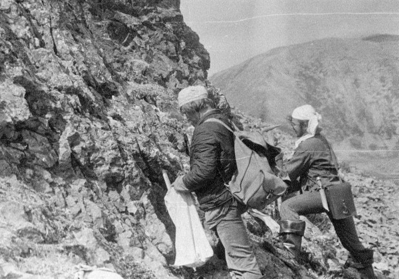 Фото: Геологи, отбор проб. Автор: Ржаницин Константин Павлович / Госкаталог.рф 