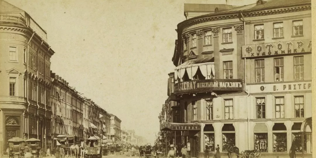 Как и 200 лет назад: "Я... иду, Милостивые Государи на Невский проспект"