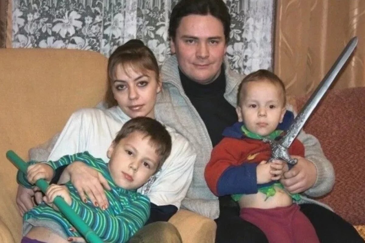    Семья омского журналиста Александра Петрова.