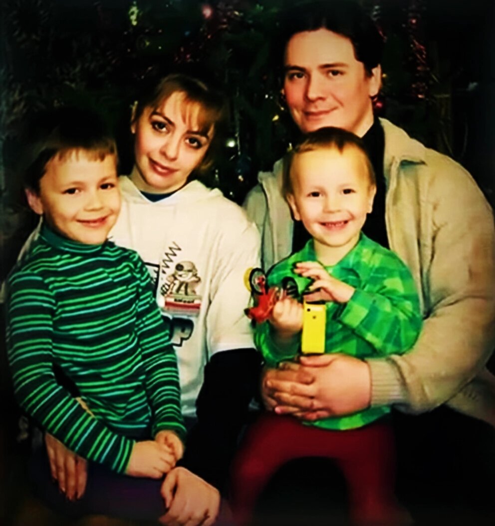  Александр, его жена Алена и их сыновья - 7-летний Никита и 3-летний Артем.