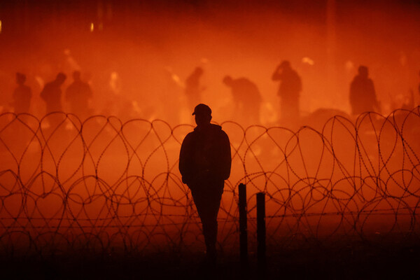 Мигранты собираются у границы США после пересечения реки Рио-Браво, Сьюдад-Хуарес, Мексика, 25 сентября 2023 года / Jose Luis Gonzalez/Reuters   📷