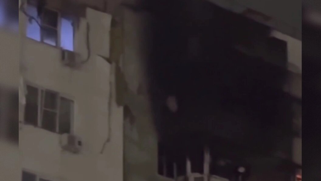    Поврежденный многоквартирный дом в Новороссийске. Кадр из трансляции