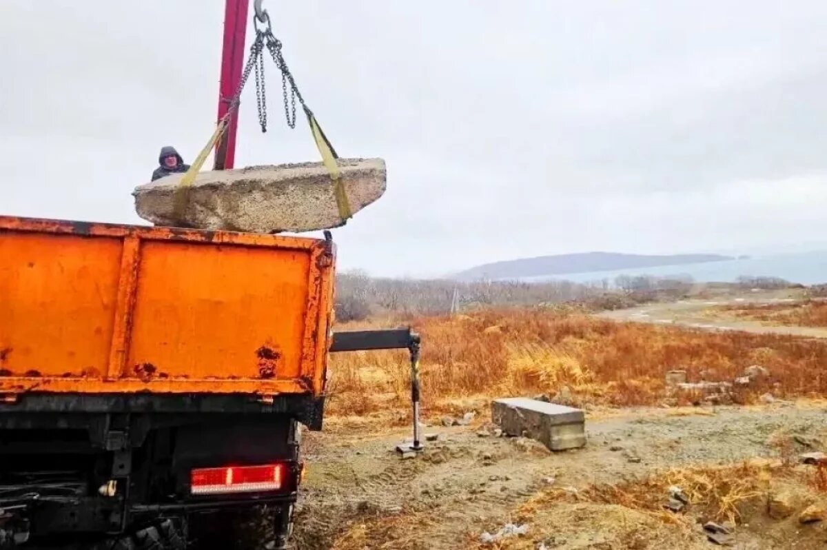    Подъезд к свалке на полуострове Назимова во Владивостоке перекрыли блоками