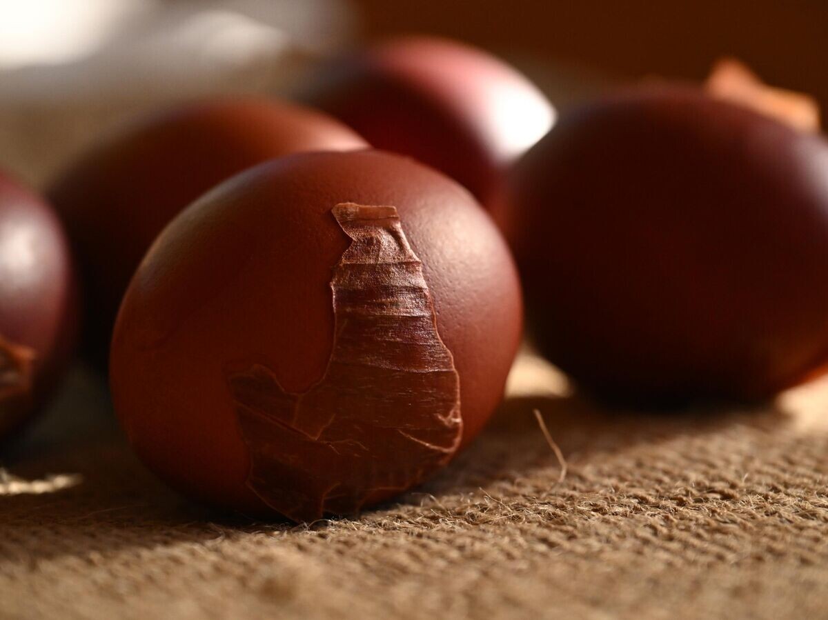    Яйца куриные после варки в луковой шелухе | © РИА Новости / Кирилл Каллиников
