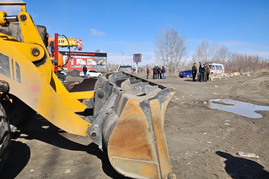 Техника у бийской дамбы. Сергей Кулыгин, "БР"   📷