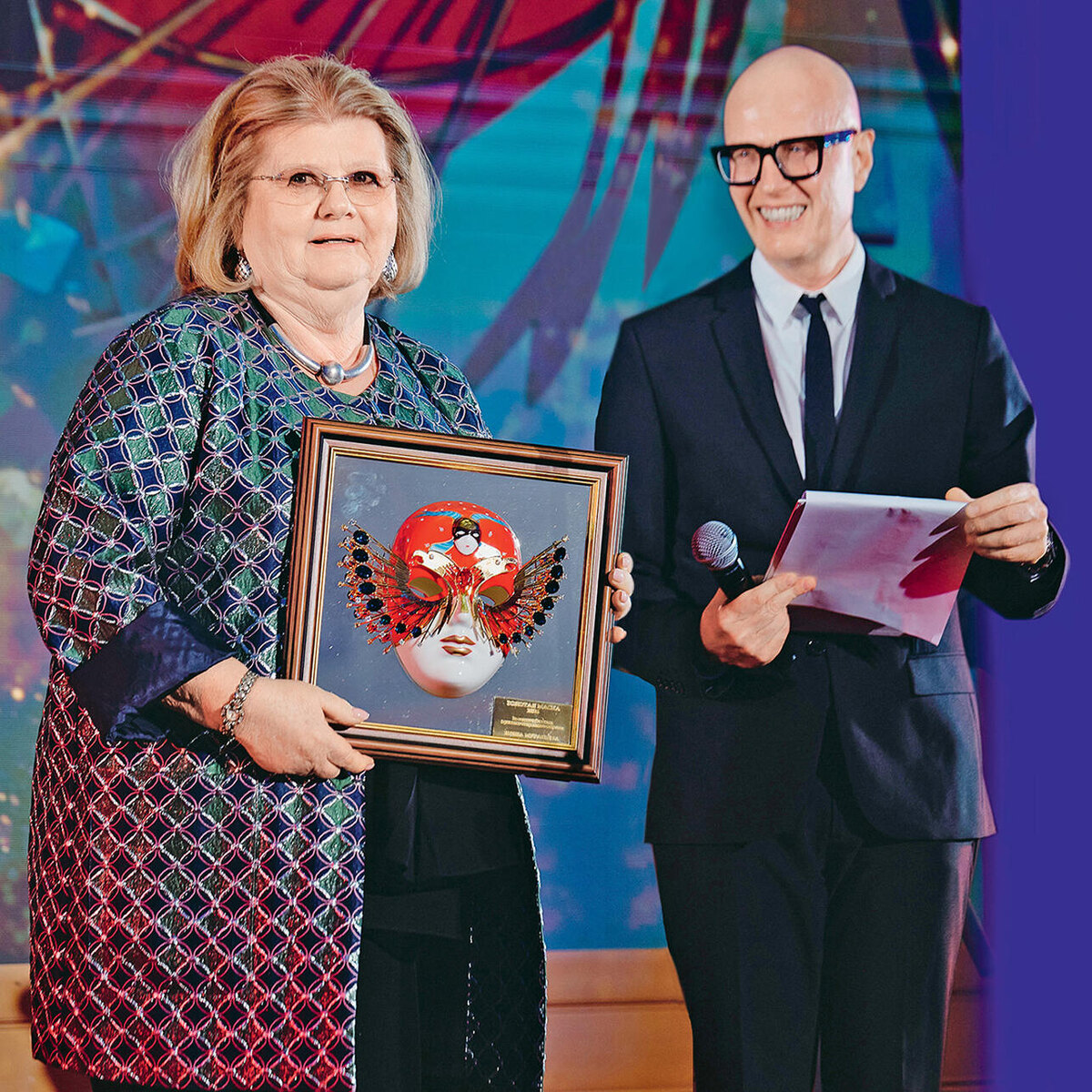    Лауреат специальной премии Ирина Муравьева и ведущий церемонии Вадим Верник Пресс-служба «Золотой маски»