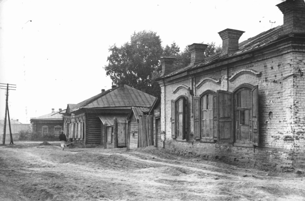 Сносились целые улицы уже в 60-х годах прошлого века под хрущевские пятиэтажки. Вдоль проспекта Ленина (нечётная сторона) по направлению к цирку от улицы 50 лет Октября (тогда ещё улица Омская) и далее до реки Искитимки были снесены по решению горсовета от 13 июля 1963 года 18 домов переулка Казанского, 17 домов улицы Коломенской, 32 дома улицы Батрацкой, 21 дом по улице Ильинской, несколько домов переулка Ильинского.