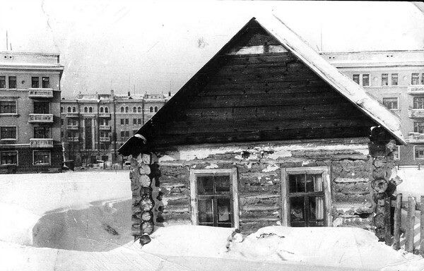 Не каждый из посетителей архива по адресу: проспект Ленина, 3 догадывается, что на этом месте до 1960-х годов была улица Розы Люксембург. Далее, по направлению к «Швейке» параллельно улице Розы Люксембург шла улица Саперная. Начало – от железнодорожной поликлиники по ул. Сибиряков-Гвардейцев. Улица Малая с момента своего появления на плане города в 2005 году носила другое название – улица 2-я Октябрьская.