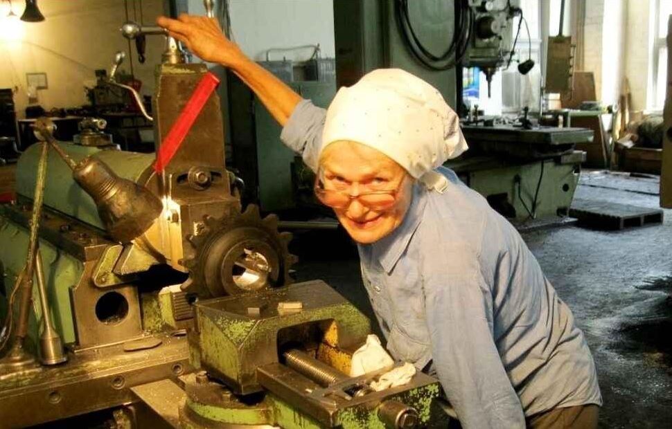 Пожилая женщина за станком (иллюстрация из открытых источников)