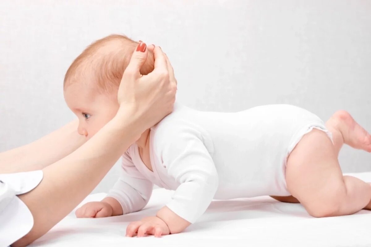    Кривошея встречается достаточно часто, поэтому родители обычно стараются решить эту проблему самостоятельно, например, с помощью современного направления «лечение положением».