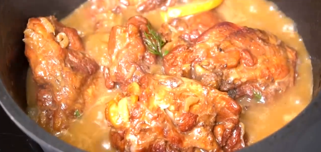 Курица «по-турецки»: почему мясо получается мягким, а вкус — с приятной кислинкой. Все дело в маринаде...