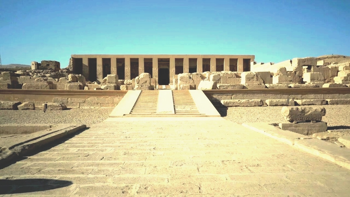 Храм Сети I в Абидосе — место, которое Дороти Иди называла «своим настоящим домом». Именно сюда она рвалась с трёх лет.