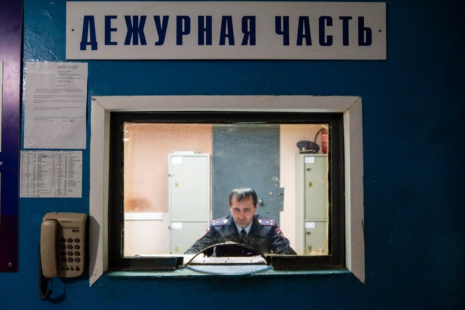    Пенсионерка на мгновение оставила сумку без присмотра, чтобы открыть дверь Светлана МАКОВЕЕВА
