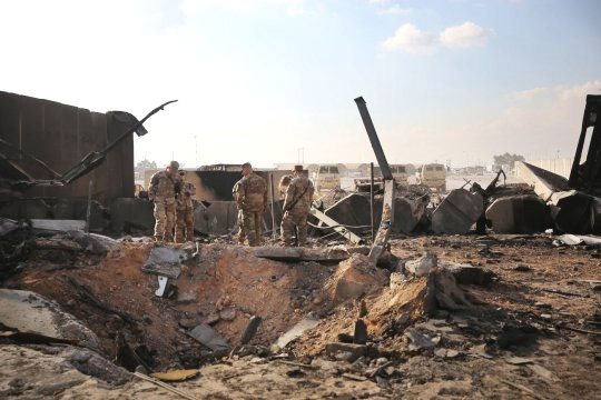 Винтик и Шпунтик бегут с фронта...