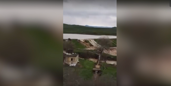    Дамбу Геджухского водохранилища под Дербентом прорвало из-за ливней / Источник: Видеокадр МЧС РФ