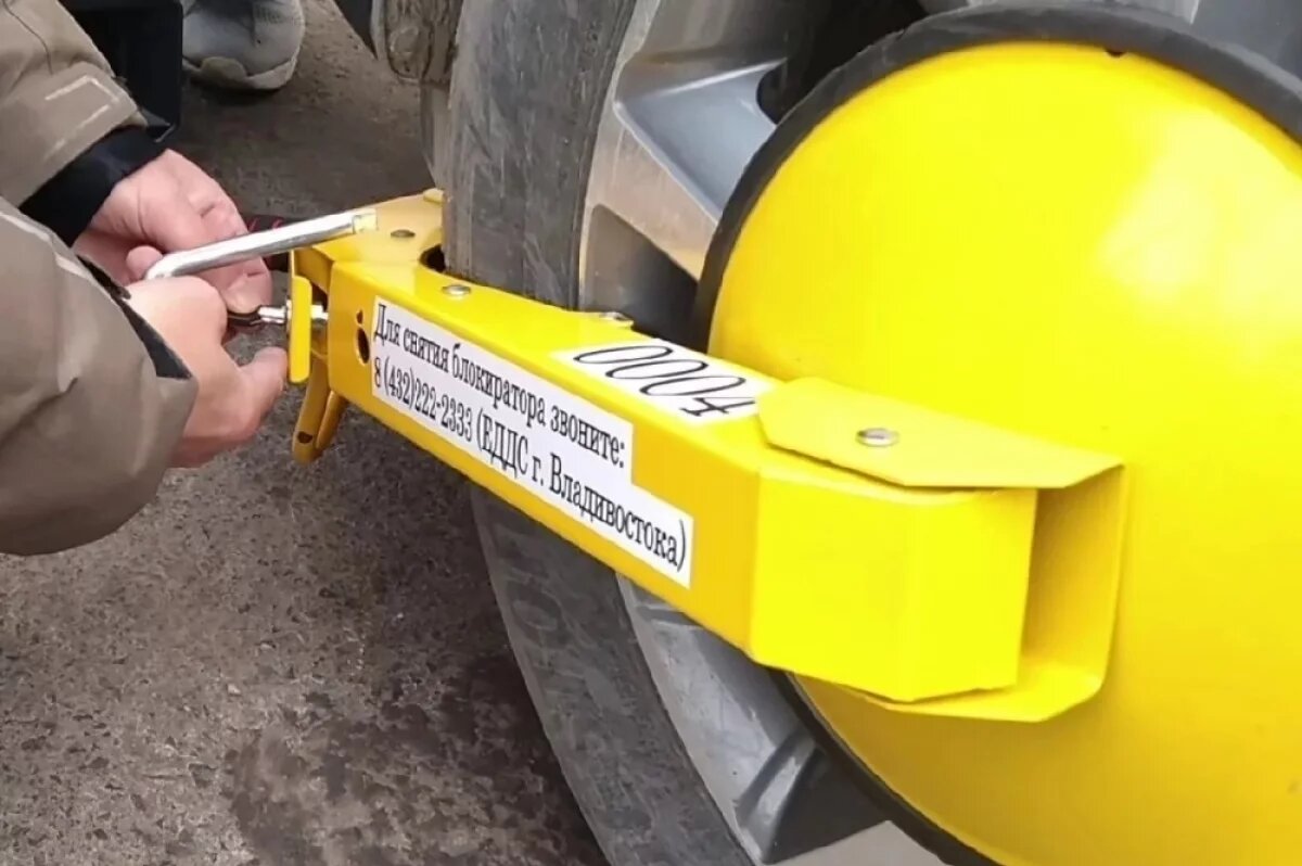    Во Владивостоке в марте на платных парковках заблокировали колёса 60 машин