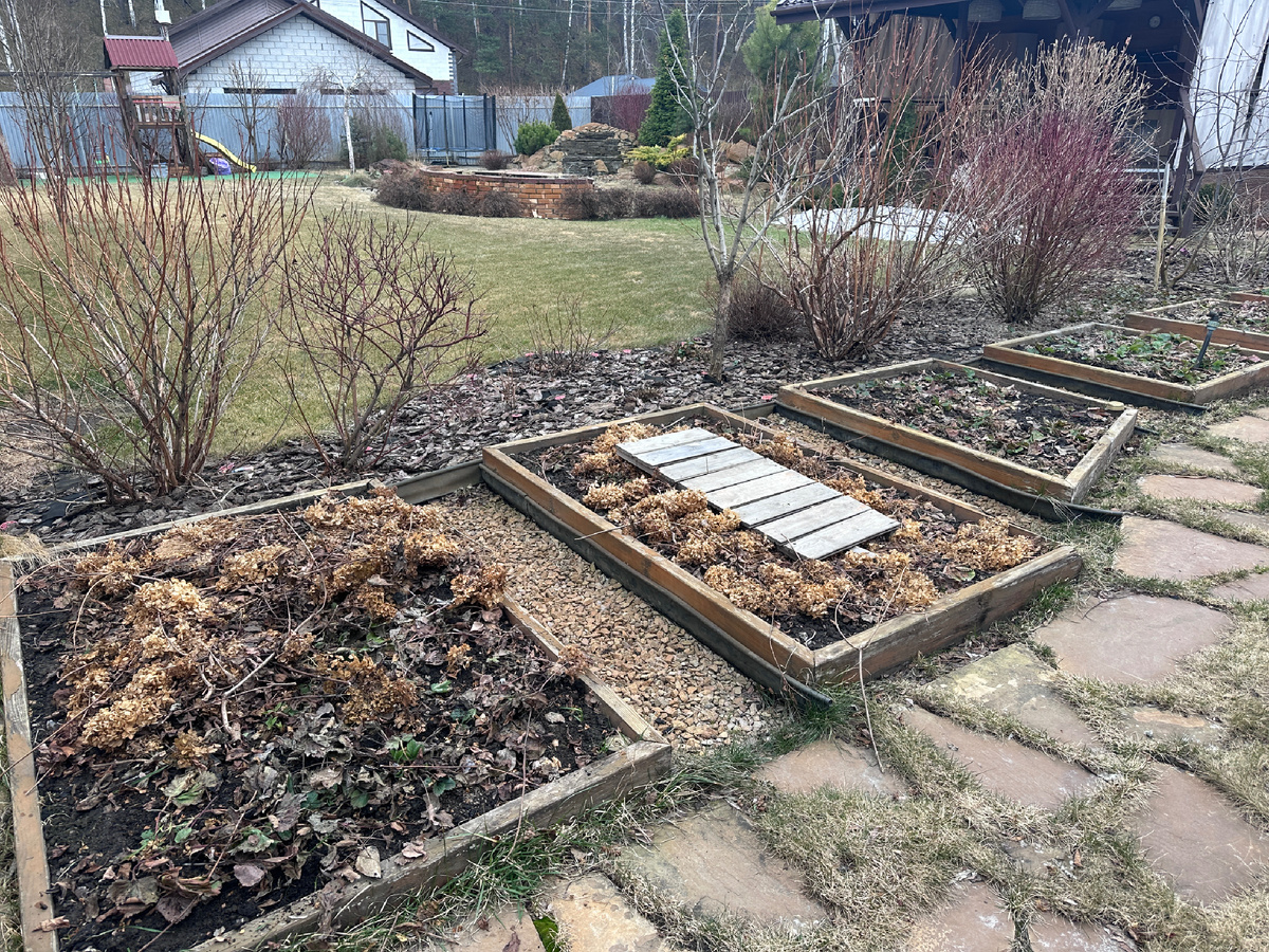 Снег полностью растаял. Единственный островок - это сошедший с крыши снег вдоль беседки. Там тень. 