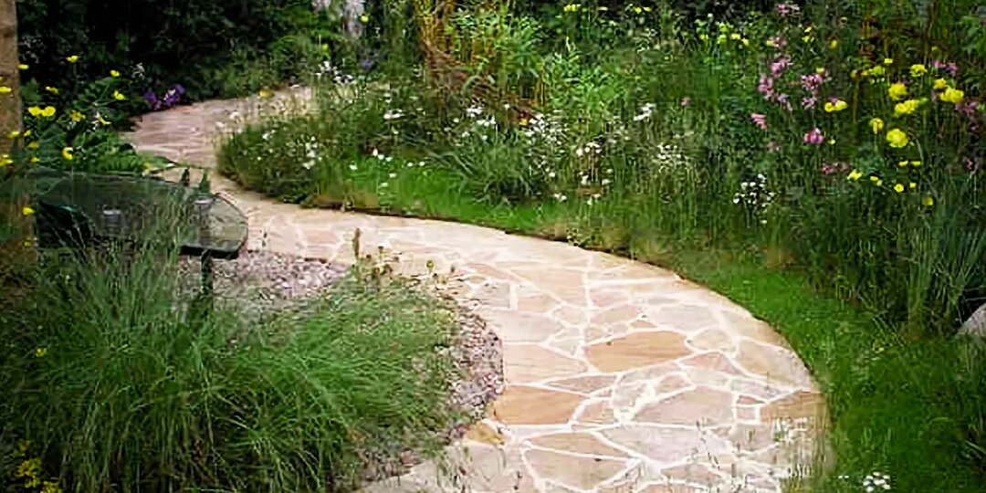 Как выбрать материалы для обустройства сибирского сада, которые не боятся мороза и солнца