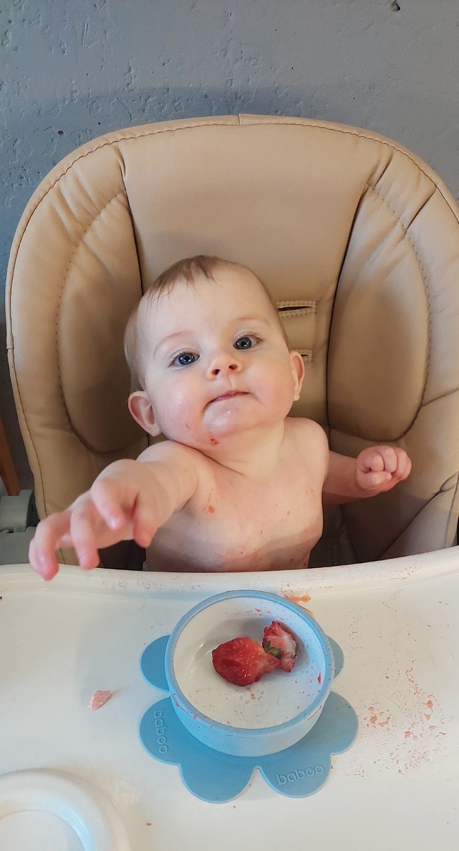 Лопает клубнику. Мы не переживаем – аллергии от клубники, да и вообще от какой-либо еды в привычном смысле не бывает 🍓