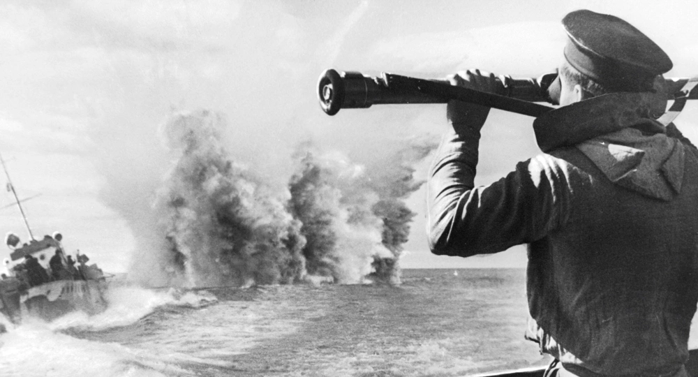 Волны и скалы: история создания легендарной песни военных моряков