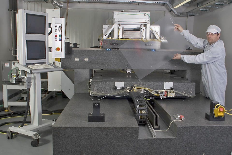 Аппарат включает в себя тяжелые гранитные элементы. На фотографиях ученый образец с инновационной структурой поверхности. Фото: Empa