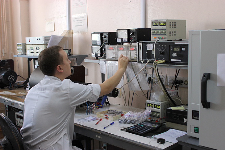 Губернатор Травников оценил технологичные возможности производителя приборов ночного видения