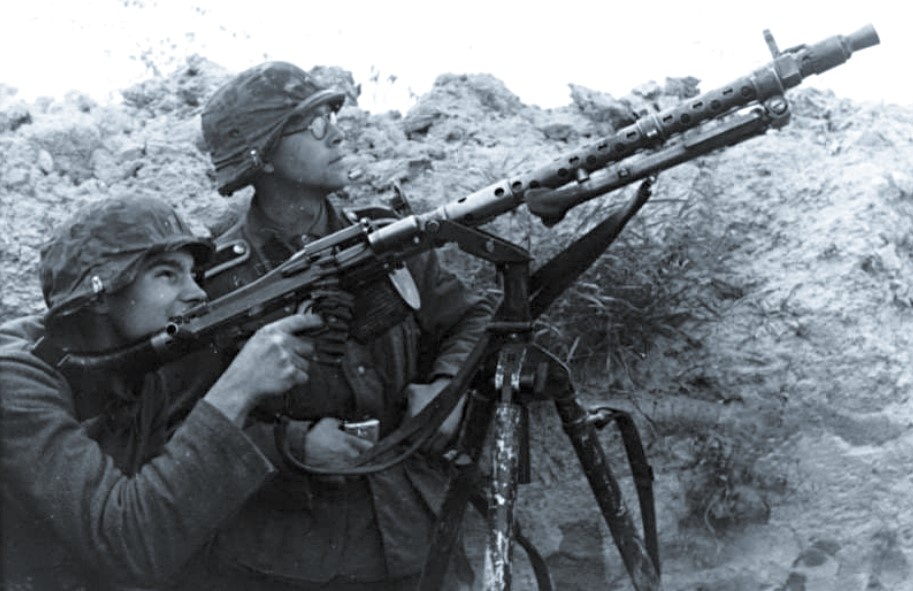 Бойцы добровольческого легиона СС "Норвегия" с пулемётом MG-34 под Ленинградом.