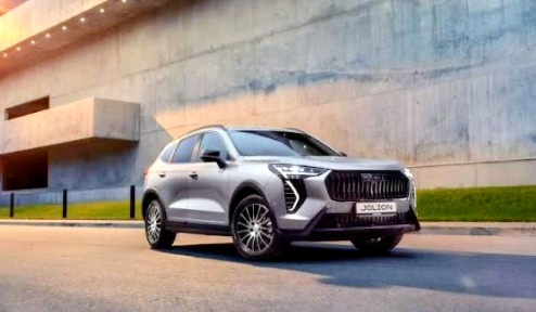 HAVAL Jolion популярный в России и очень компактный ставшим лидером продаж он оснащается 1,5 л турбодвиготелем 150 л,с И полным приводом цена на новую модель 2 млн руб он оснащается современным дизайном и зимних опций