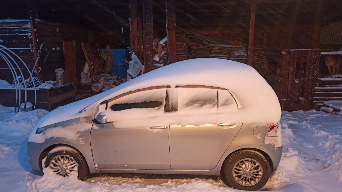 На фото конец апреля, когда снег уже весь растаял и земля высохла, но за сутки мы снова вернулись в зиму...