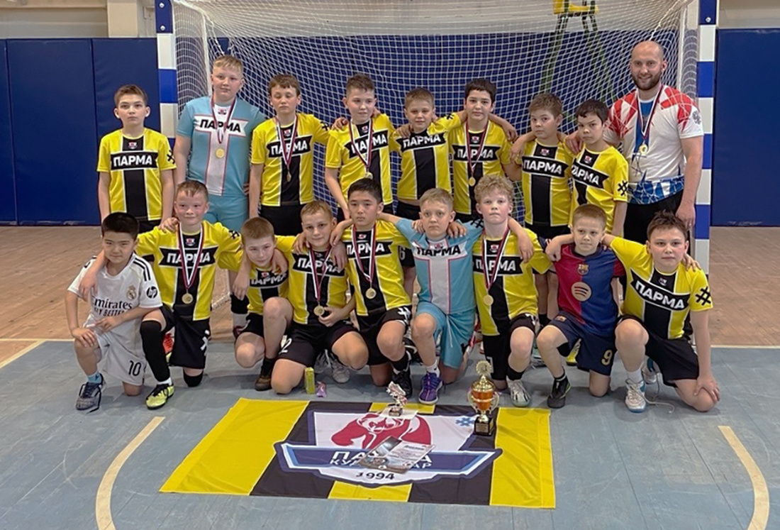    Победители Кубка Гагарина среди старших детей – кудымкарская Парма. Фото предоставлено Сергеем Норовым