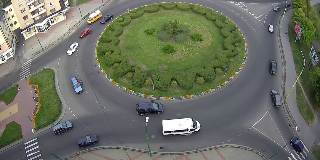 Почему большинство водителей съезжают с кольца из второго ряда если правилами запрещено.