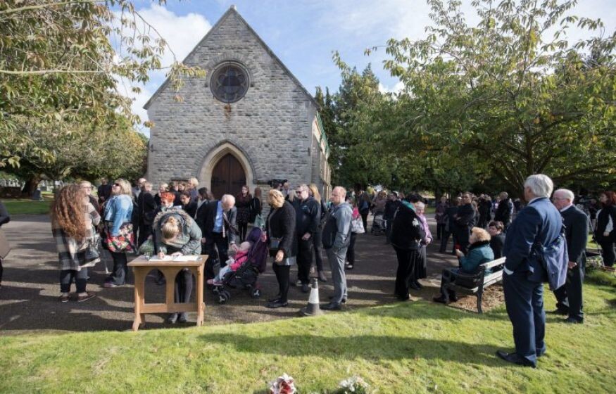    В Британии даже умереть стало роскошью: цены на похороны взлетели из-за кризиса на Ближнем Востоке...