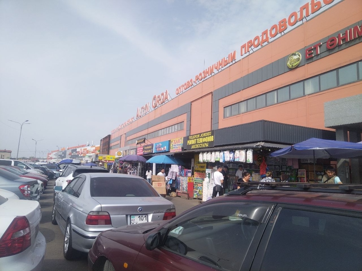 Утро воскресенья, даже 10 утра нет. Стоянка около рынка уже заполнена. В середине дня всё гораздо хуже! Фото из личного архива.