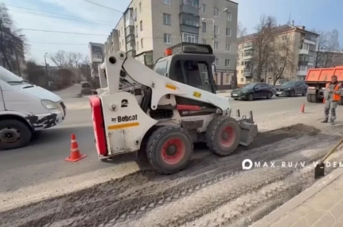    В Белгороде продолжается весенняя уборка улиц и ямочный ремонт дорог