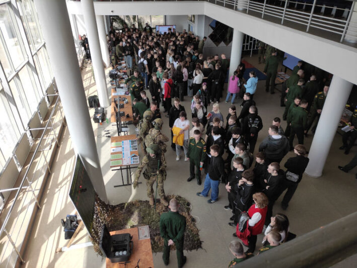    На фестивале профессий в Камышине (фото: Донецкое высшее общевойсковое командное училище)