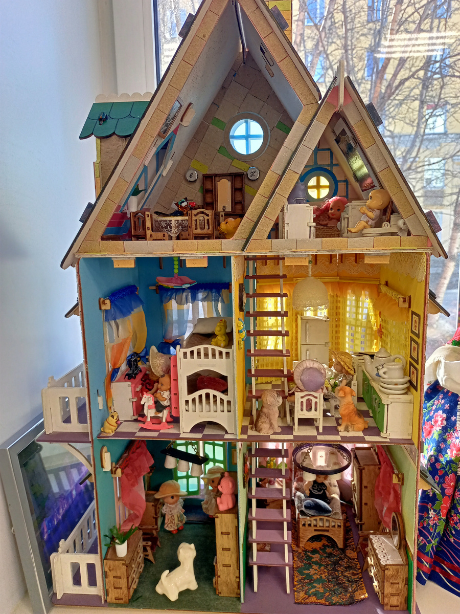 Кукольный домик семьи коллекционера-кукольника из Мурманска Веры Дедковской. Фото автора с выставки в Городском Выставочном зале.