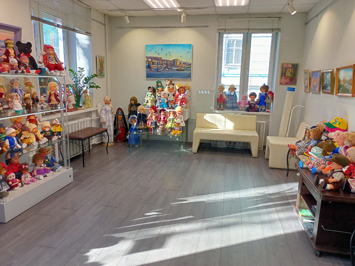 Выставка кукол коллекционера из Мурманска Веры Дедковской в Городском Выставочном зале